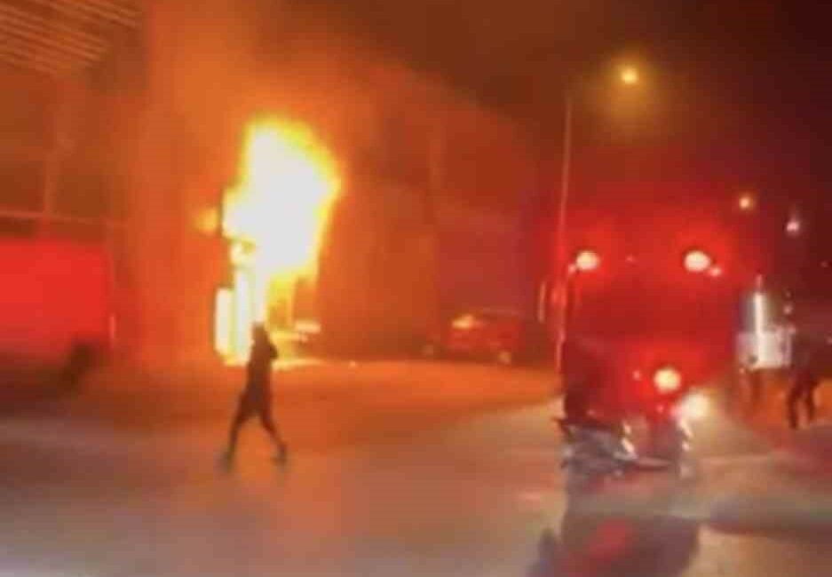 Bursa’da iş yeri alev alev yandı Bursa’da bir iş yerinde çıkan yangın, itfaiye ekiplerinin müdahalesiyle söndürüldü.