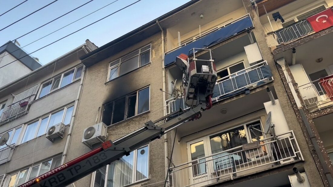 Bursa’da korkutan yangın…Mahalleli sokağa döküldü Bursa’nın Osmangazi ilçesinde 4 katlı bir binanın 3. katında çıkan