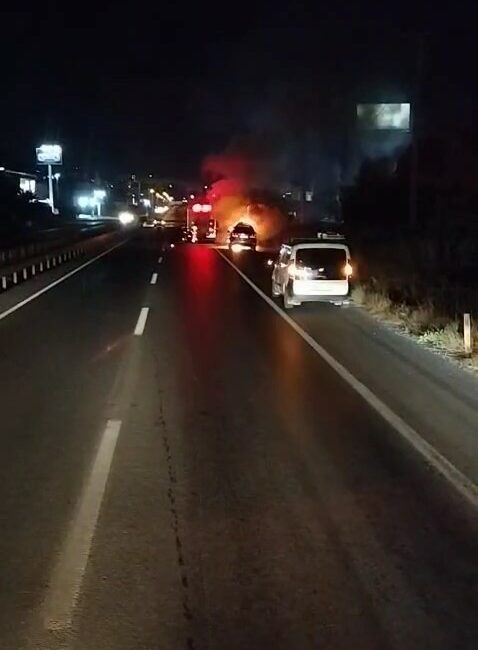 Bursa’da lüks otomobil alevlere teslim oldu: O anlar kamerada Bursa’da seyir halindeki lüks otomobil, henüz bilinmeyen bir sebeple yanmaya