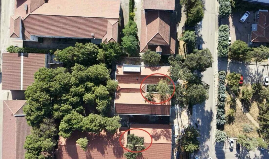 Bursa’da örnek okul projesi: 50 yıllık ağaçlar binanın içinde kaldı Bursa’nın İnegöl ilçesinde hayırsever iş insanı Selçuk Teşik tarafından yaptırılan