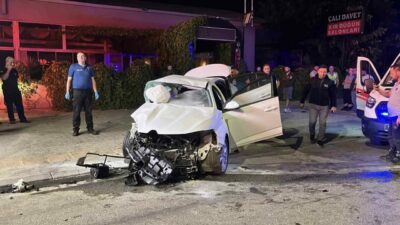 Bursa’da kavşaktan ara yola girmek isteyen otomobile karşı yoldan hızla