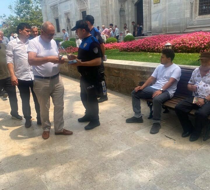 Bursa’da polisten vatandaşlara güvenlik bilgilendirmesi Bursa’da polis ekipleri, Yıldırım ilçesindeki Yeşil Camii’nde cuma namazı sonrası