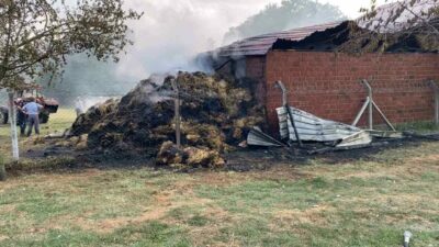 Bursa’nın İnegöl ilçesinde samanlıkta çıkan yangın, itfaiye ekiplerinin yaklaşık 1