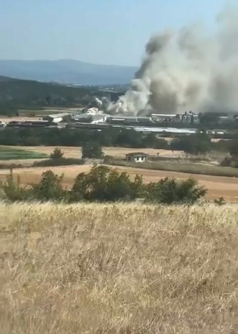 Bursa’da tavuk çiftliğinde yangın Bursa’nın Mudanya ilçesinde tavuk çiftliğinde yangın çıktı. Kısa sürede olay