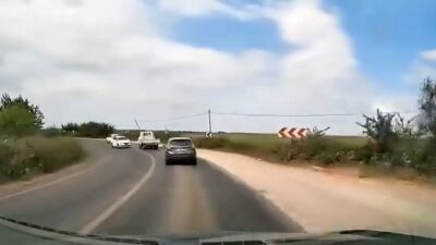 Bursa’nın Karacabey ilçesinde Boğaz yolu üzerinde viraja hızlı giren otomobil
