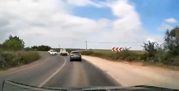 Bursa’da viraja hızlı giren otomobil kazaya sebep oldu: O anlar kamerada Bursa’nın Karacabey ilçesinde Boğaz yolu üzerinde viraja hızlı giren otomobil