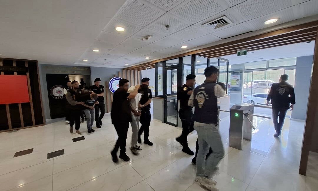Bursa’da yatırım dolandırıcılığı operasyonu: 8 kişi tutuklandı Bursa’da vatandaşları yüksek kazanç ve yatırım vaadiyle dolandırdığı tespit edilen