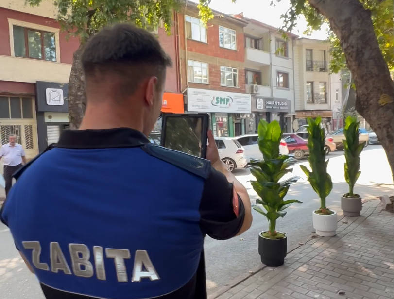 İnegöl Belediyesi Zabıta Müdürlüğü ekipleri, şehrin özellikle ana arterlerinde faaliyet