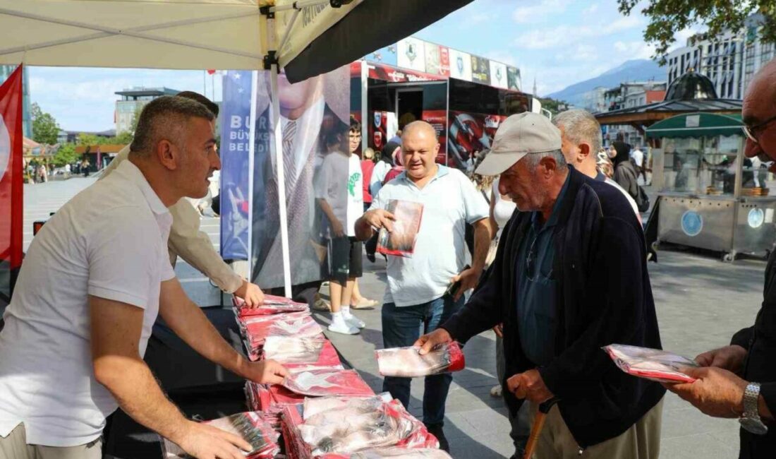 Bursa’da zafer coşkusu ay yıldız ile taçlandı Bursa Büyükşehir Belediyesi, 30 Ağustos Zafer Haftası kapsamında kentin farklı