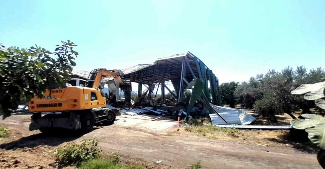 Bursa’da zeytinliğe yapılan kaçak depo böyle yıkıldı Kaçak yapılaşmaya karşı mücadelesini özveriyle sürdüren Osmangazi Belediyesi, vatandaşlardan gelen
