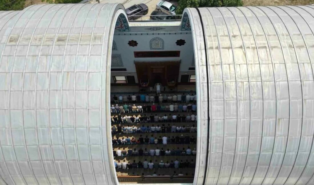 Bursa’daki ’Sunrooflu Cami’ mimarisiyle dikkat çekiyor Bursa’da otomobillerdeki sunroof sistemini andıran açılır-kapanır kubbesiyle dikkat çeken Safa