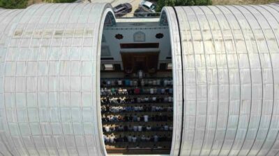 Bursa’da otomobillerdeki sunroof sistemini andıran açılır-kapanır kubbesiyle dikkat çeken Safa