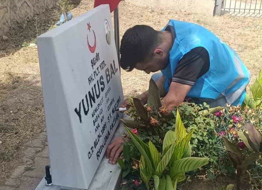Bursalı gençler şehitliği temizlediler Bursa’nın Yenişehir ilçesinde Yenişehir Ülkü Ocakları Ortaöğretim Birimi tarafından şehitlik