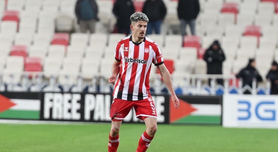 Bursaspor yeni transferini açıkladı: Emirhan Başyiğit Bursaspor Kulübü, Sivasspor forması giyen 21 yaşındaki genç stoper Emirhan