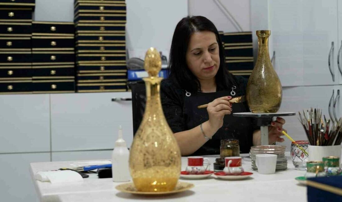 Cam, ustaların elinde sanata dönüşüyor Bursa Büyükşehir Belediyesi, geleneksel Türk cam süsleme sanatını yaşatarak asırların