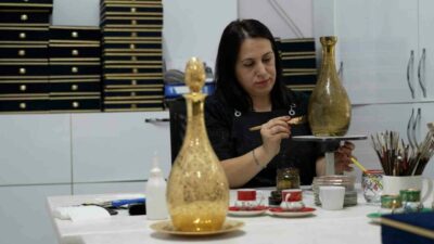 Bursa Büyükşehir Belediyesi, geleneksel Türk cam süsleme sanatını yaşatarak asırların