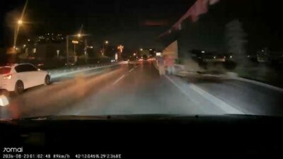 Bursa’da ana arterde seyir halindeki otomobil, yolda yürüyen yayaya çarptı.