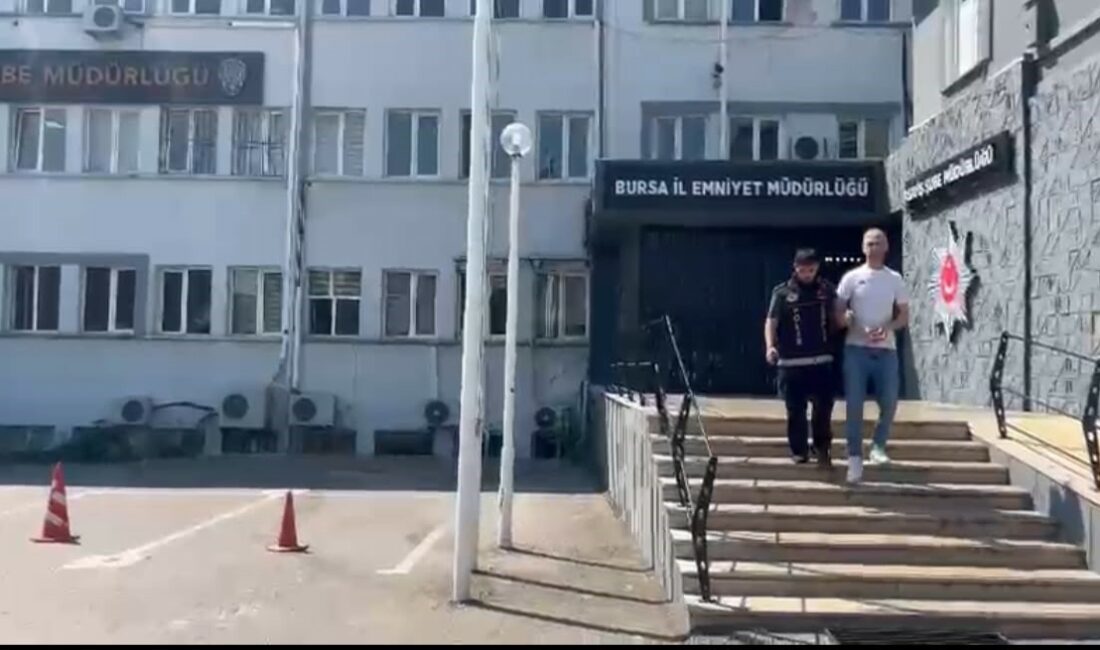 Çatıdan çatıya kaçmaya çalışırken yakalandı Bursa’da haklarında hırsızlık ve yağma gibi çeşitli suçlardan kesinleşmiş toplam