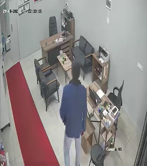 Cep telefonu hırsızlığı kameraya takıldı Bursa’da bir beyaz eşya tamirhanesine giren şahıs, masanın üzerinde bulunan