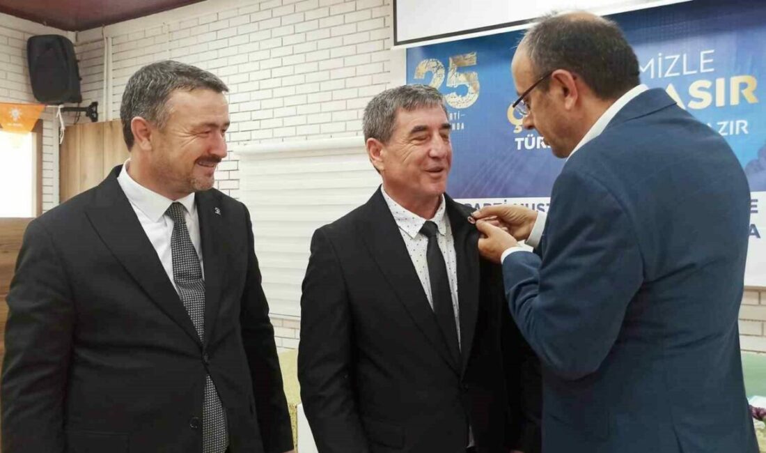 CHP’li meclis üyesi AK Parti’ye geçti Mustafakemalpaşa’da AK Parti’nin 65. Danışma Meclisi Toplantısı’nda muhtarlara teşekkür belgesi