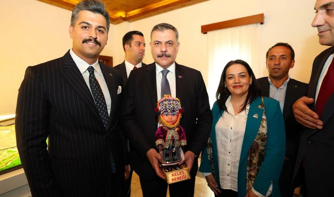 DAĞDER’den İçişleri Bakanı Mustafa Çiftçi’ye anlamlı hediye: Keles Bebeği DAĞDER Genel Başkanı Derya Başak, Bursa’nın temsili Keles Bebeği’ni İçişleri