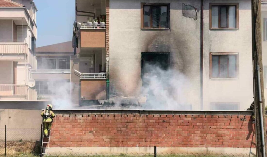 Depoda çıkan yangın apartmanı yakıyordu Bursa’nın İnegöl ilçesinde bir apartmanın bahçesinde bulunan depoda çıkan yangın