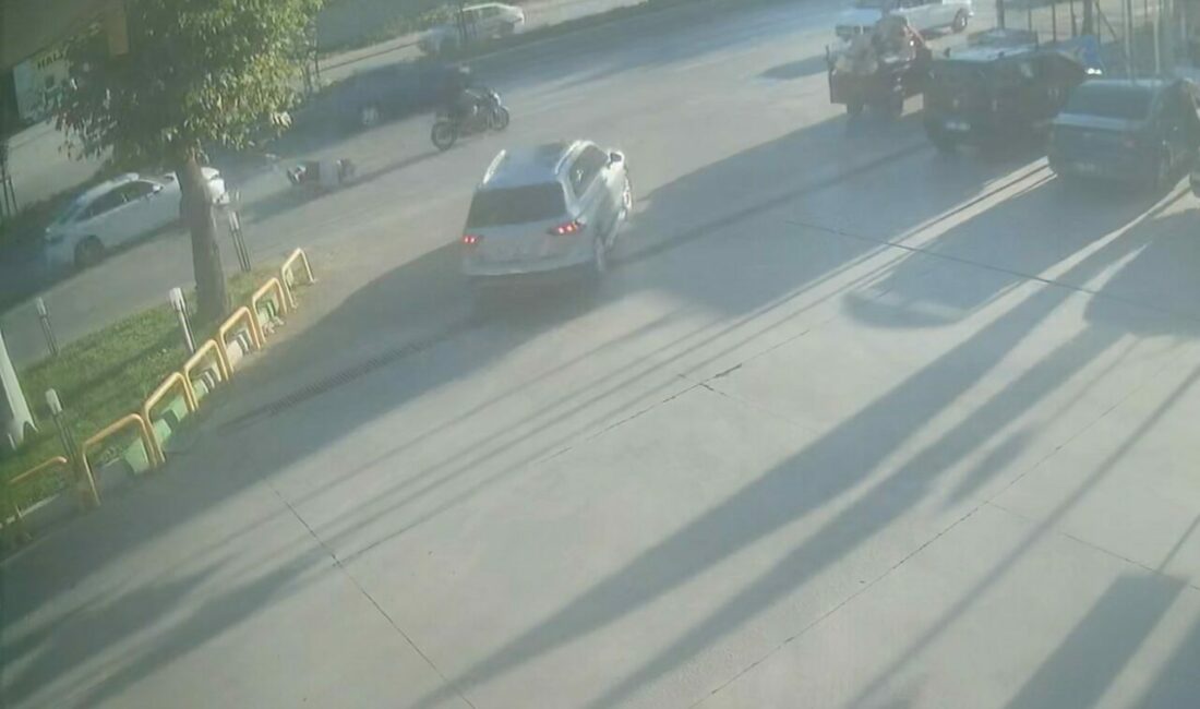 Direksiyon hakimiyetini kaybeden motosiklet otomobile çarptı Bursa’da direksiyon hakimiyetini kaybeden motosiklet sürücüsü, aynı istikamette seyreden otomobile