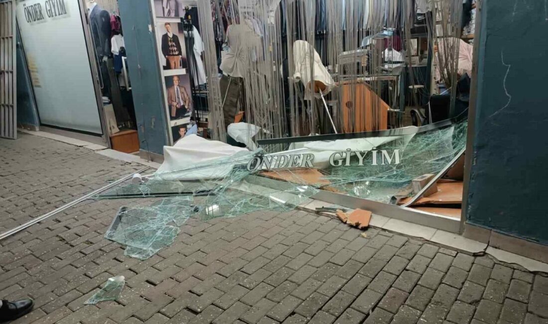 Direksiyon hakimiyetini kaybeden sürücü dükkana girdikten sonra firar etti Bursa’da sabah saatlerinde meydana gelen kazada, bir otomobil giyim mağazasının