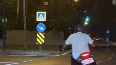 Bursa’da kırmızı ışıkta bekleyen motosiklet sürücüsünün drift atarak kalkış yaptığı
