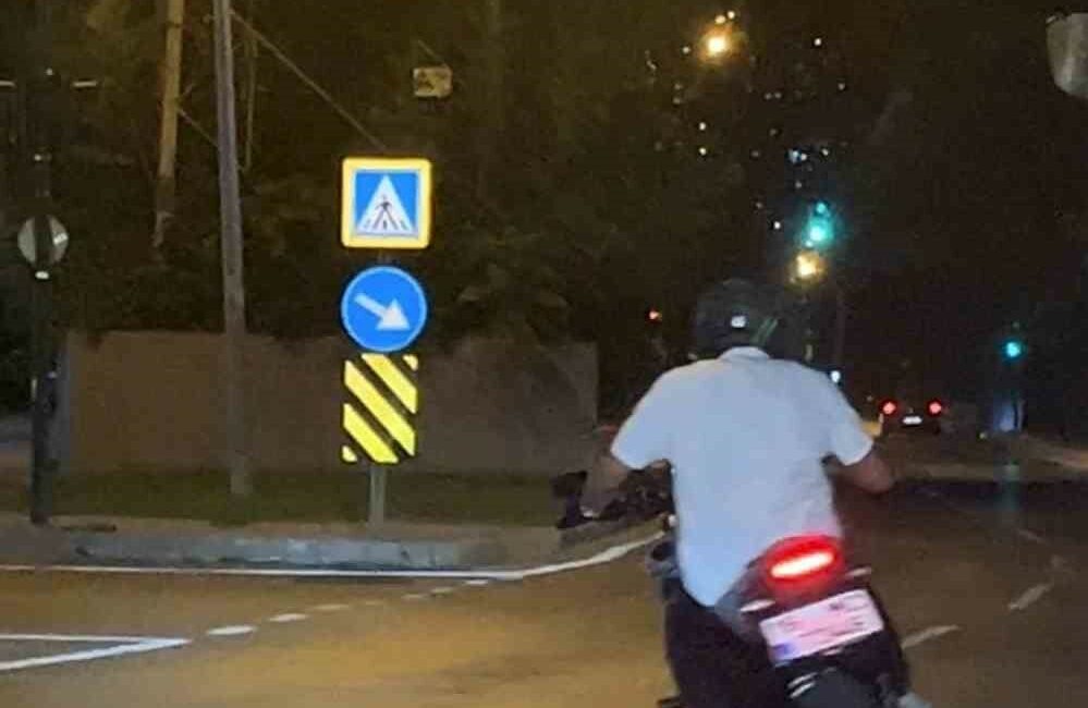 Drift atarak trafiği tehlikeye sokan motosikletli kamerada Bursa’da kırmızı ışıkta bekleyen motosiklet sürücüsünün drift atarak kalkış yaptığı