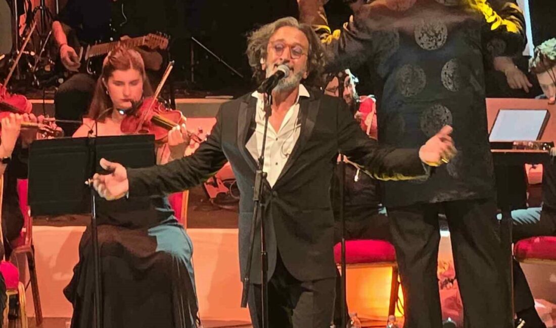 Fettah Can’dan Bursaspor’a yeni sezon marşı Bursa’da 64. Uluslararası Bursa Festivali Kapsamında Açıkhava Tiyatrosu’nda sahne alan