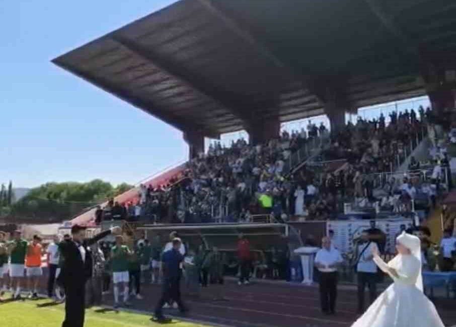 Final maçını gelinlik ve damatlıkla izlediler Bursa’nın İnegöl ilçesinde düzenlenen köyler arası futbol turnuvasının final karşılaşması