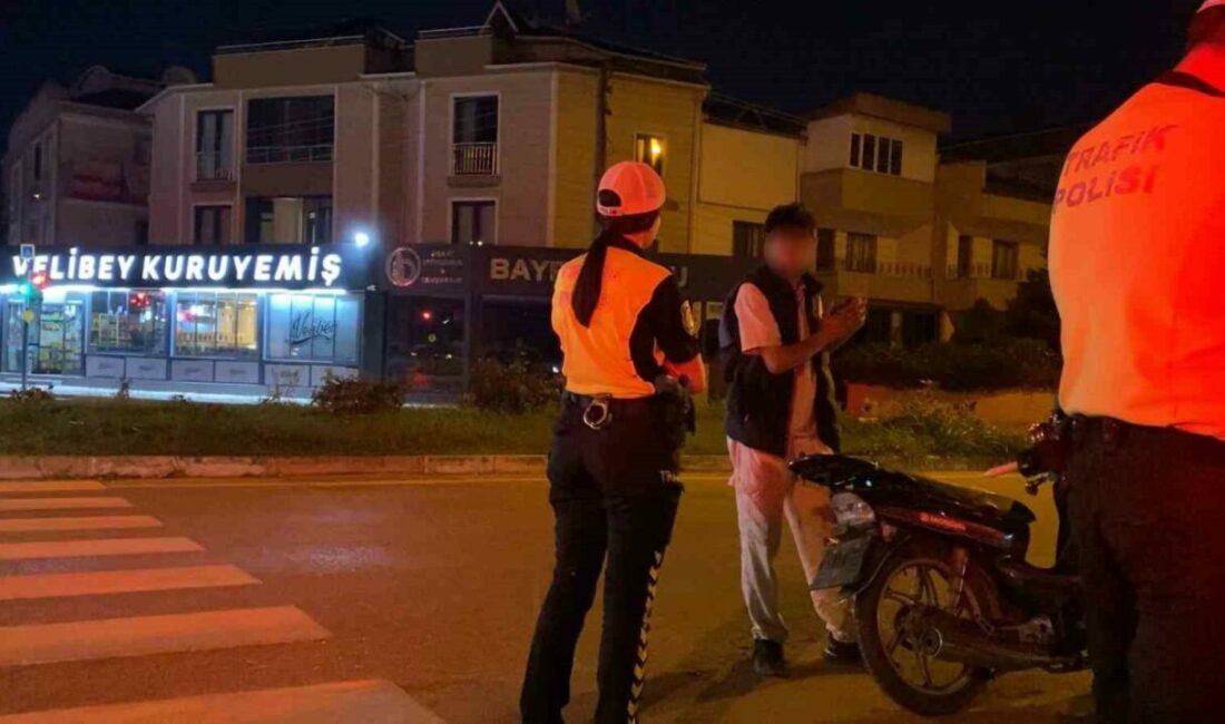 Gece motosikletle tur atmak 90 bin liraya mal oldu İnegöl’de trafik ekiplerinin durdurduğu plakasız motosikletin sürücüsüne, çeşitli ihlaller nedeniyle