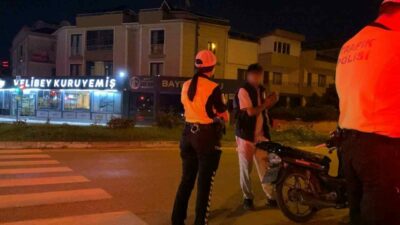 İnegöl’de trafik ekiplerinin durdurduğu plakasız motosikletin sürücüsüne, çeşitli ihlaller nedeniyle