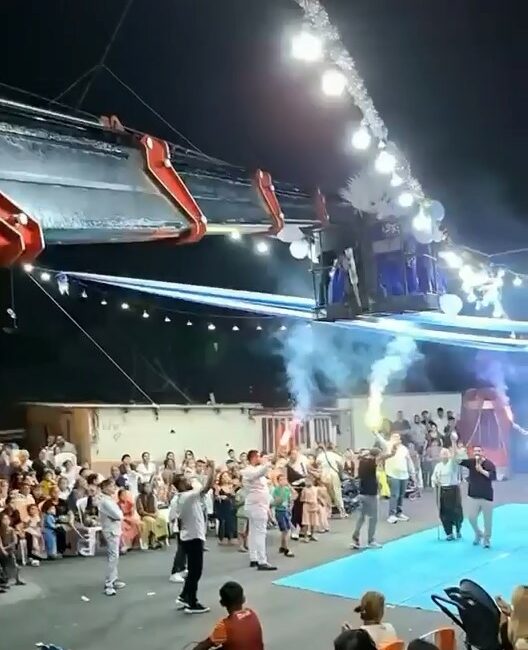 Gelin ile damat sahneye vinçle indi Bursa’da gelin ile damat, sahneye vinç ile indi. Katılımcılar hayretler