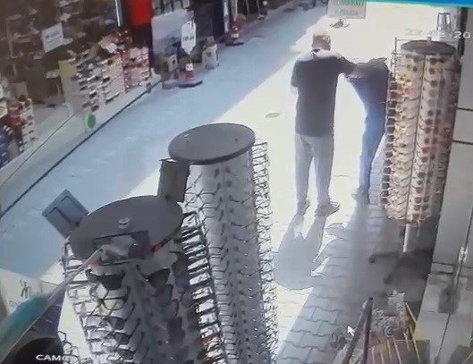 Heimlich manevrası hayat kurtardı Bursa’da boğazına sakız kaçan PTT kurye çalışanı ölümden döndü. Talihsiz