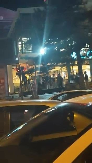 İki grup arası kavga kamerada Bursa’da bir kafe önünde iki grup arasında henüz bilinmeyen bir