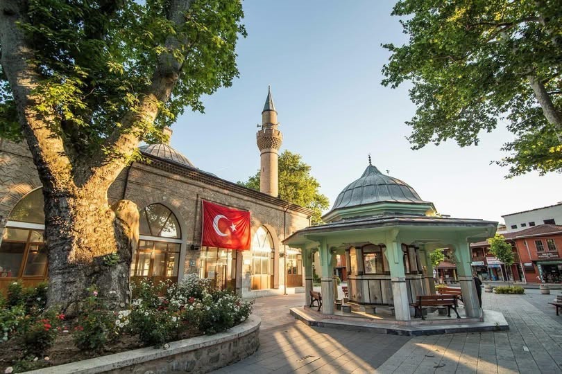 İnegöl Belediyesi’nden kandil ikramı İnegöl Belediyesi, Mevlid Kandili dolayısıyla bu akşam yatsı namazı çıkışında