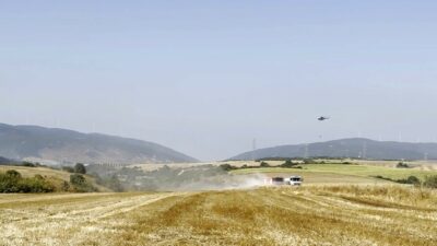 Bursa’nın İnegöl ilçesinde ormanlık alanda çıkan yangına havadan ve karadan