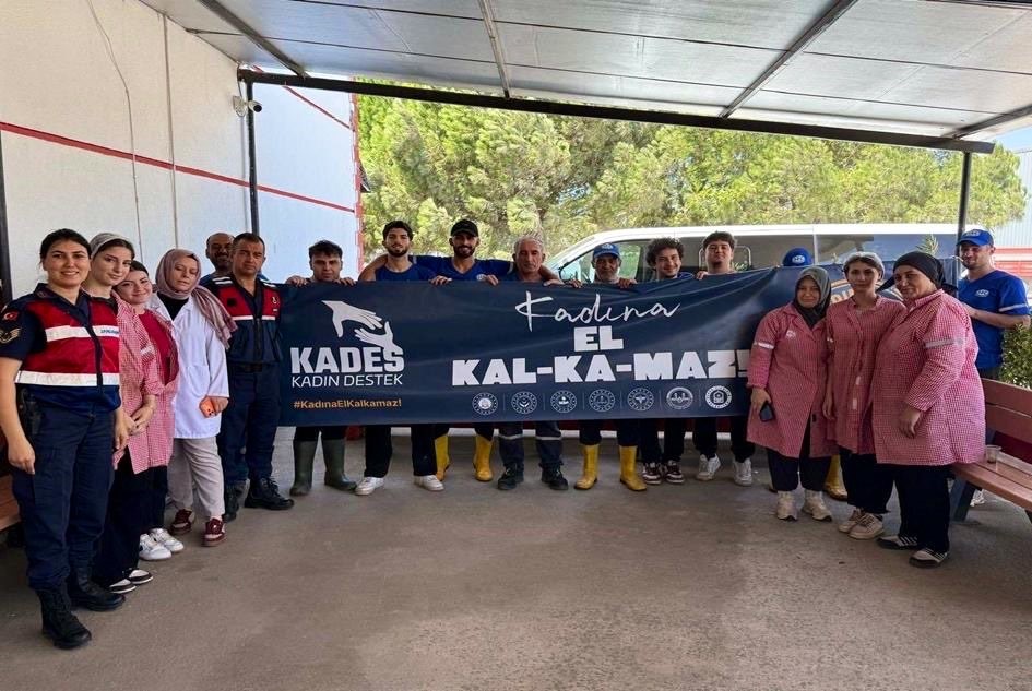 Jandarmadan vatandaşlara KADES bilgilendirmesi Kadın Acil Destek Uygulaması (KADES) ile ilgili vatandaşları bilgilendirme çalışmaları
