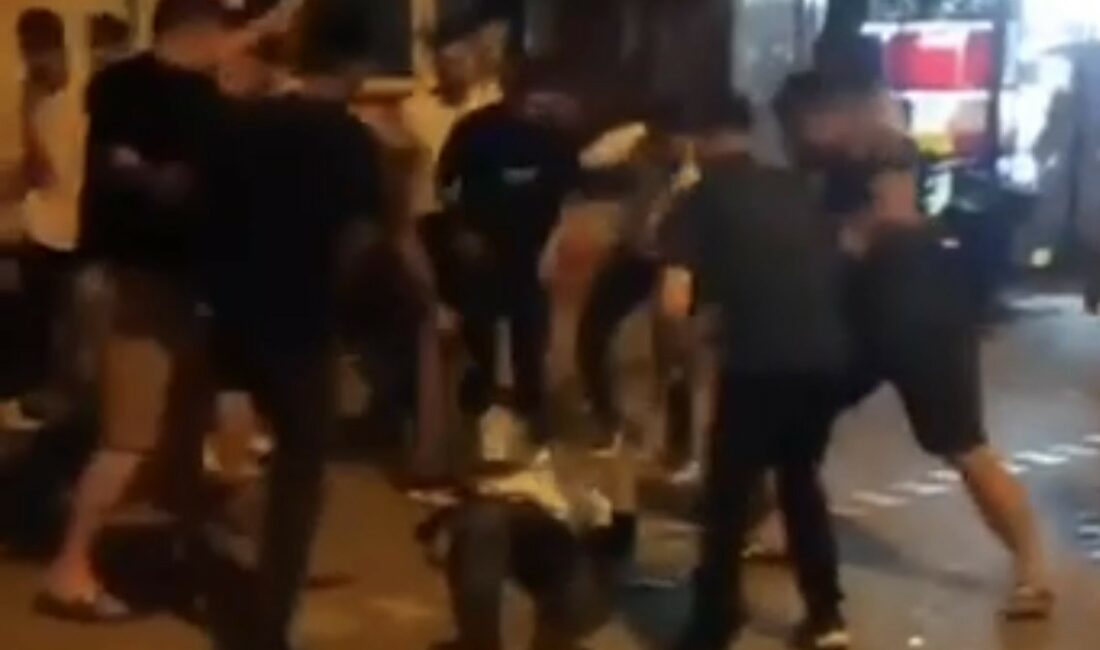 Kadını darp eden adamı mahallelinin linç anları kamerada Bursa’nın Mustafakemalpaşa ilçesinde iddiaya göre bir kadını darbeden adam, mahallelinin