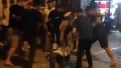 Bursa’nın Mustafakemalpaşa ilçesinde iddiaya göre bir kadını darbeden adam, mahallelinin