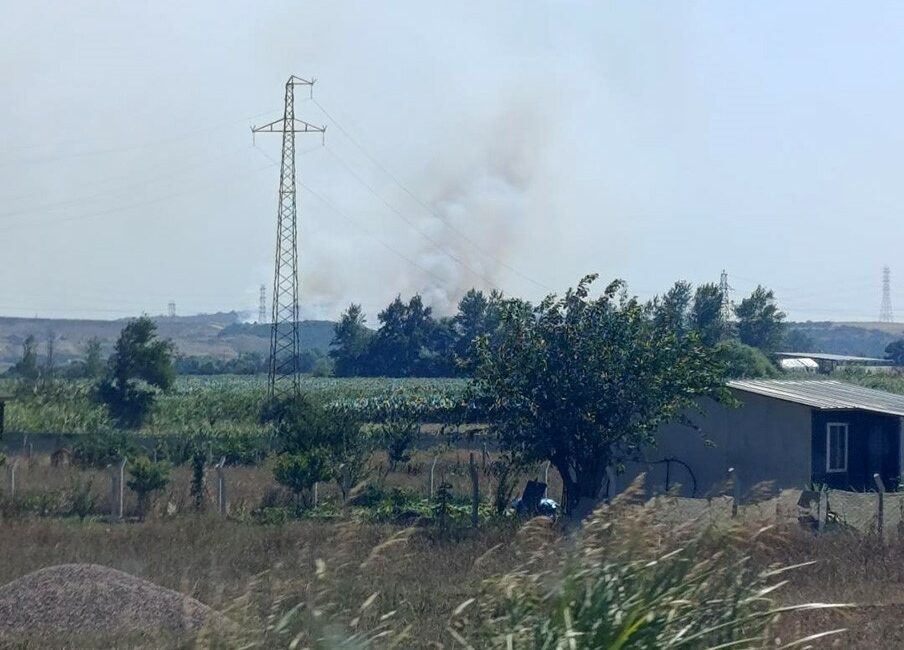 Karacabey’de makilik alanda orman yangını Bursa’nın Karacabey ilçesi Hayırlar Mahallesi’nde makilik alanda orman yangını çıktı.
