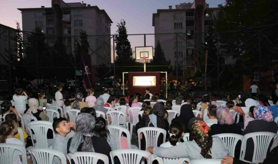Karagöz’ün Salıncağı ilk gösteriminde çocuklar ve aileler buluştu İnegöl Belediyesi’nin “İnegöl’de Yaz Etkinlikleri” kapsamında düzenlediği “Karagöz’ün Salıncağı” adlı