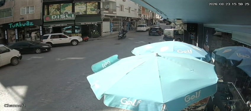 Kavşakta otomobilin motosiklete çarptığı kaza kamerada: 1 yaralı Bursa’nın Orhangazi ilçesinde meydana gelen trafik kazasında, bir otomobil motosiklete