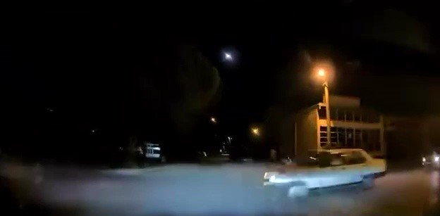 Kazadan kıl payı kurtuldular Bursa’da ara yoldan kontrolsüz çıkan otomobil, ana yolda seyir halinde
