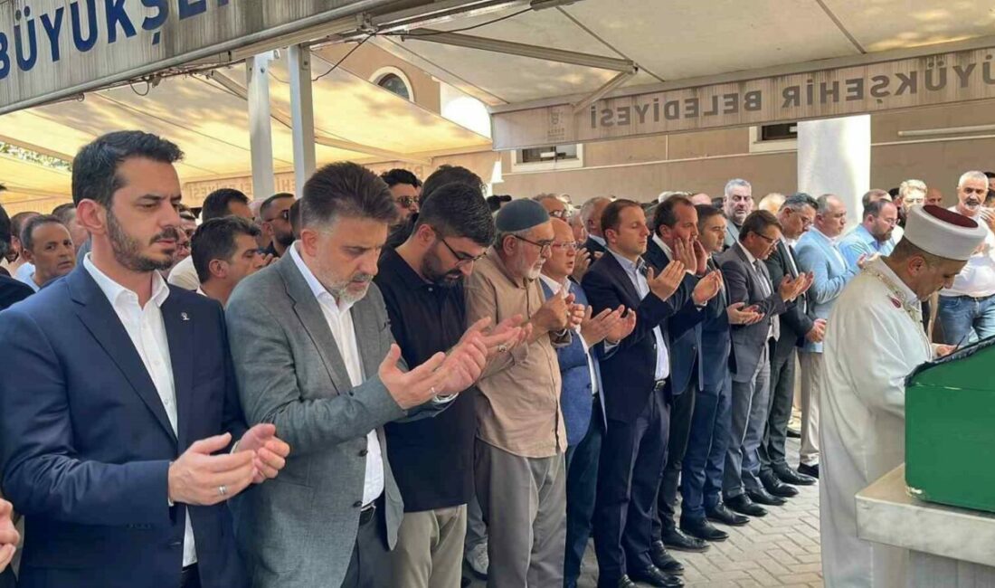 Kestel Belediye Başkanının trafik kazasında hayatını kaybeden amcası son yolculuğuna uğurlandı Bursa’da dün direksiyon hakimiyetini kaybederek refüje çarpan, tedavi gördüğü hastanede