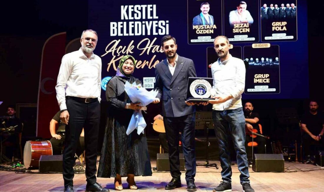 Kestel’de Mustafa Özden coşkusu Kestel Belediyesi tarafından düzenlenen Açık Hava Konserleri, Mustafa Özden konseriyle