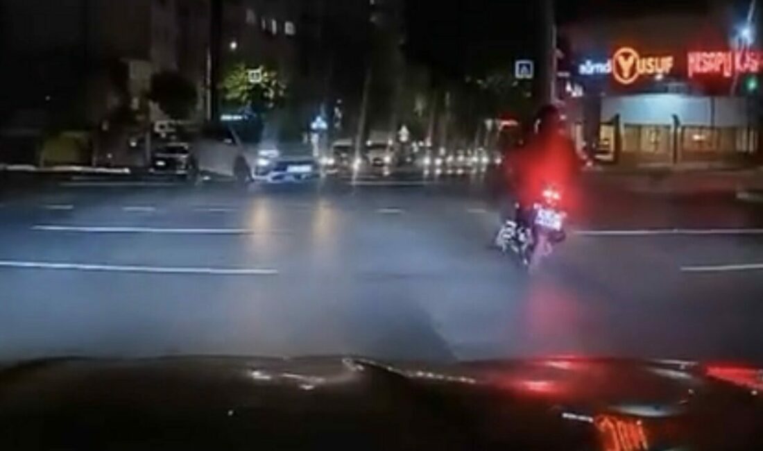 Kırmızı ışıkta geçen otomobil motosiklete çarptı Bursa’da kırmızı ışık ihlali yaptığı iddia edilen otomobil, motosiklete çarptı.