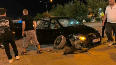 Bursa’nın İnegöl ilçesinde kontrolden çıkan otomobil, kaldırım üzerine çıkarak park